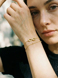 Infinite Grace Armband Gold Lifestyle-Foto im Alltag – 18K vergoldet