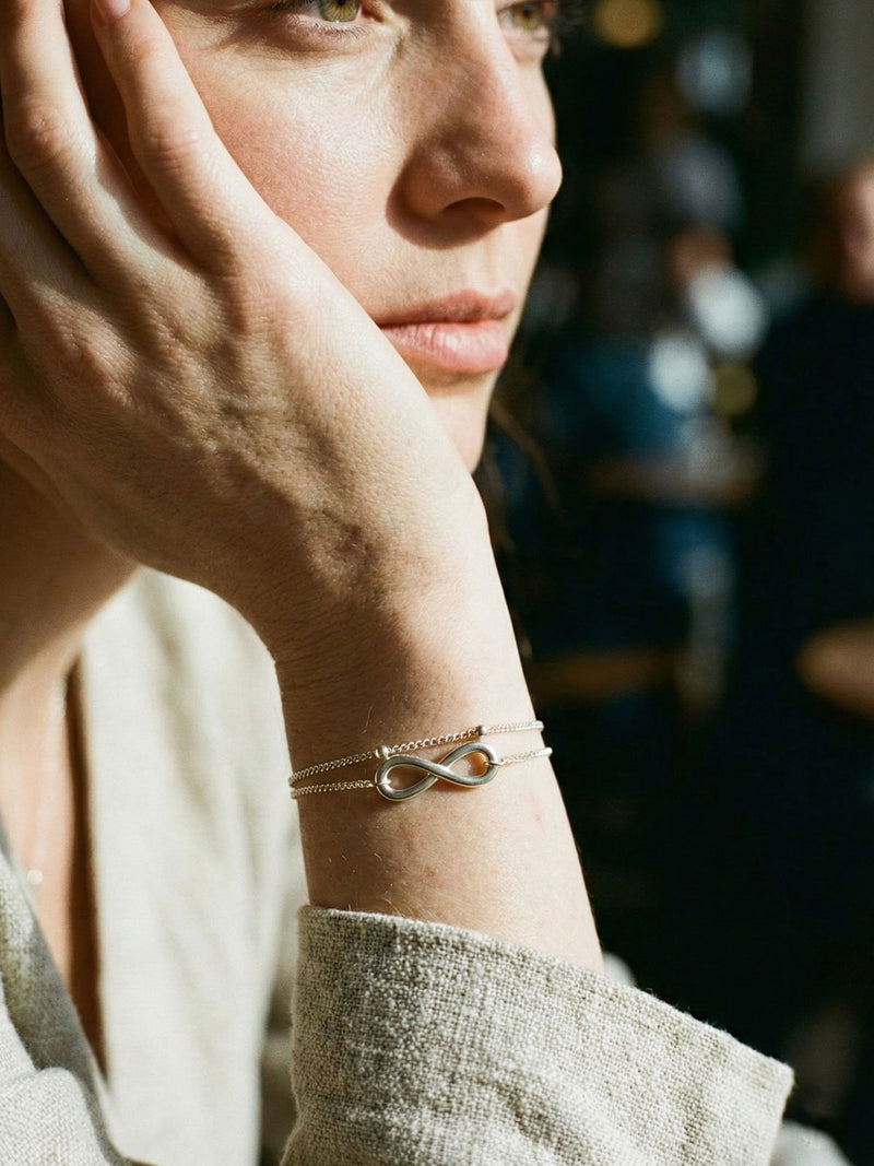 Infinite Grace Armband Silber Lifestyle-Foto im Alltag – Edelstahl