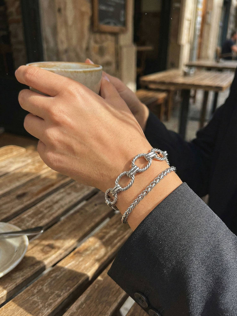 Iron Embrace Herrenarmband Detailansicht – Edelstahl, Silber