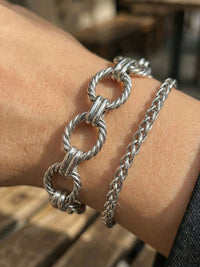 Iron Embrace Herrenarmband am Handgelenk getragen – Edelstahl, Silber