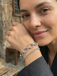 Iron Embrace Herrenarmband Lifestyle-Foto im Alltag – Edelstahl, Silber