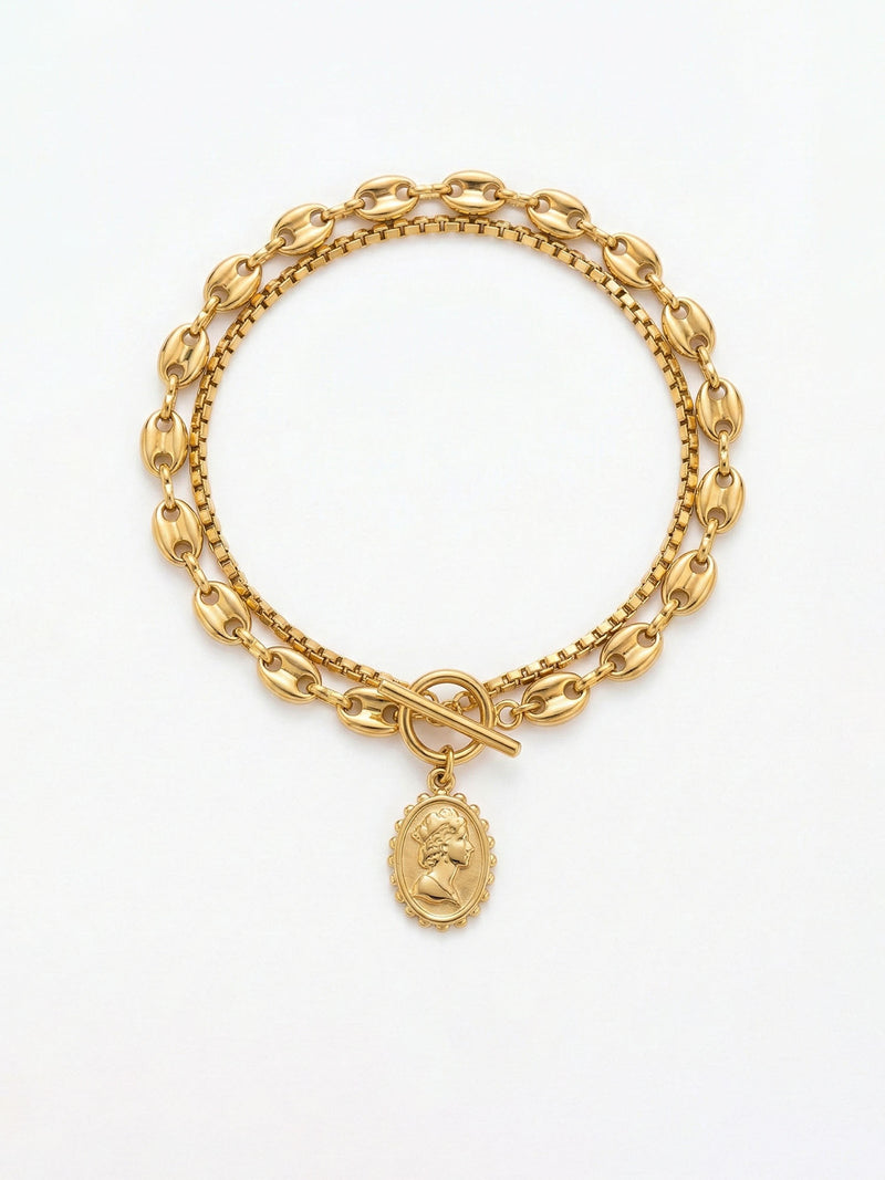 Kamee Muschel Kette Layering – Goldene Kette mit Kamee Anhaenger auf weissem Hintergrund