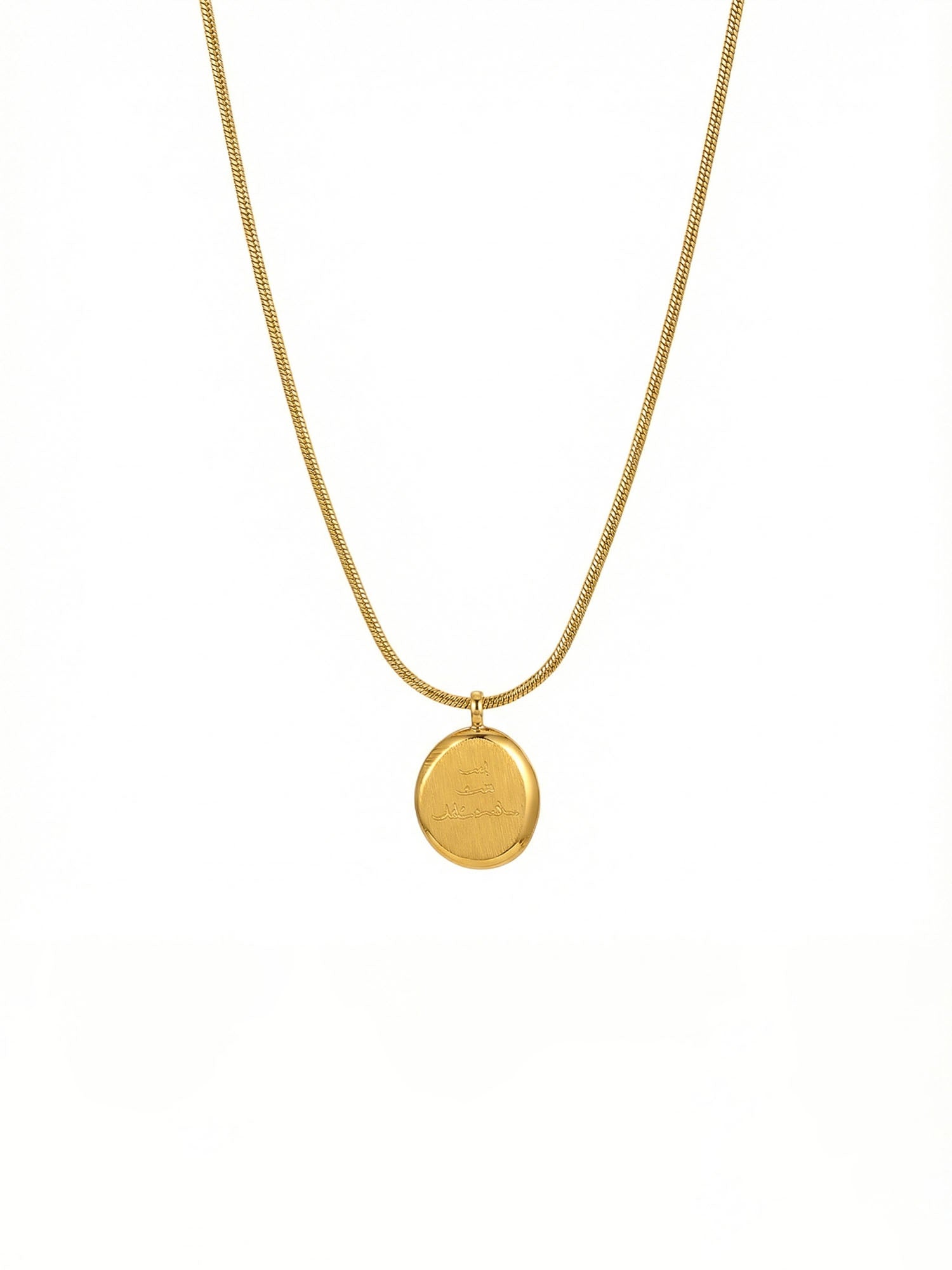 Kette Adorable Gold mit Gravur-Anhänger – 18K vergoldete Schlangenkette mit ovalem Medaillon auf weißem Hintergrund