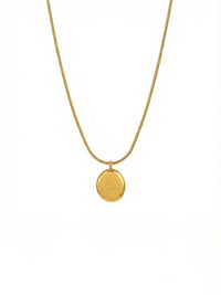 Kette Adorable Gold mit Gravur-Anhänger – 18K vergoldete Schlangenkette mit ovalem Medaillon auf weißem Hintergrund