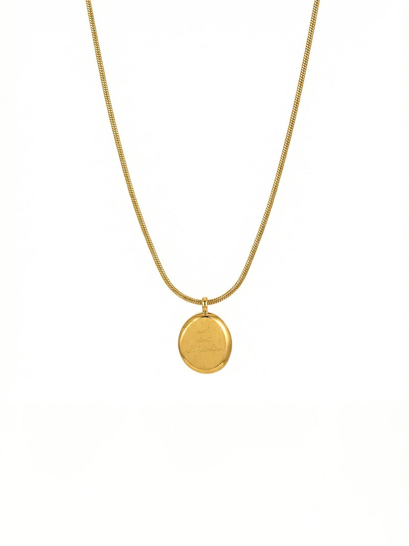 Kette Adorable Gold mit Gravur-Anhänger – 18K vergoldete Schlangenkette mit ovalem Medaillon auf weißem Hintergrund