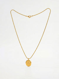 Adorable Goldkette Vollansicht – elegante Schlangenkette mit personalisiertem Gravur-Anhänger und Karabinerverschluss