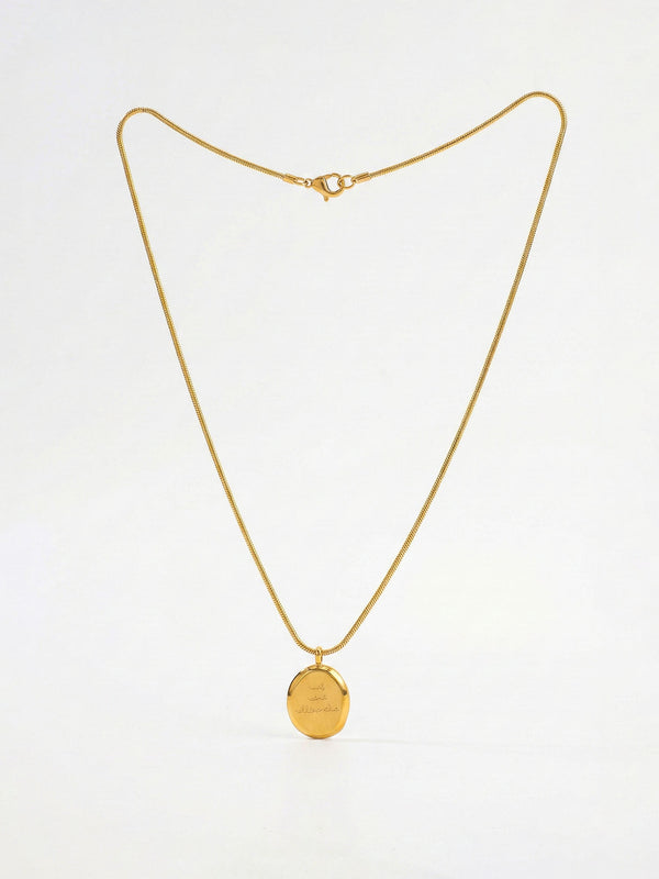 Adorable Goldkette Vollansicht – elegante Schlangenkette mit personalisiertem Gravur-Anhänger und Karabinerverschluss
