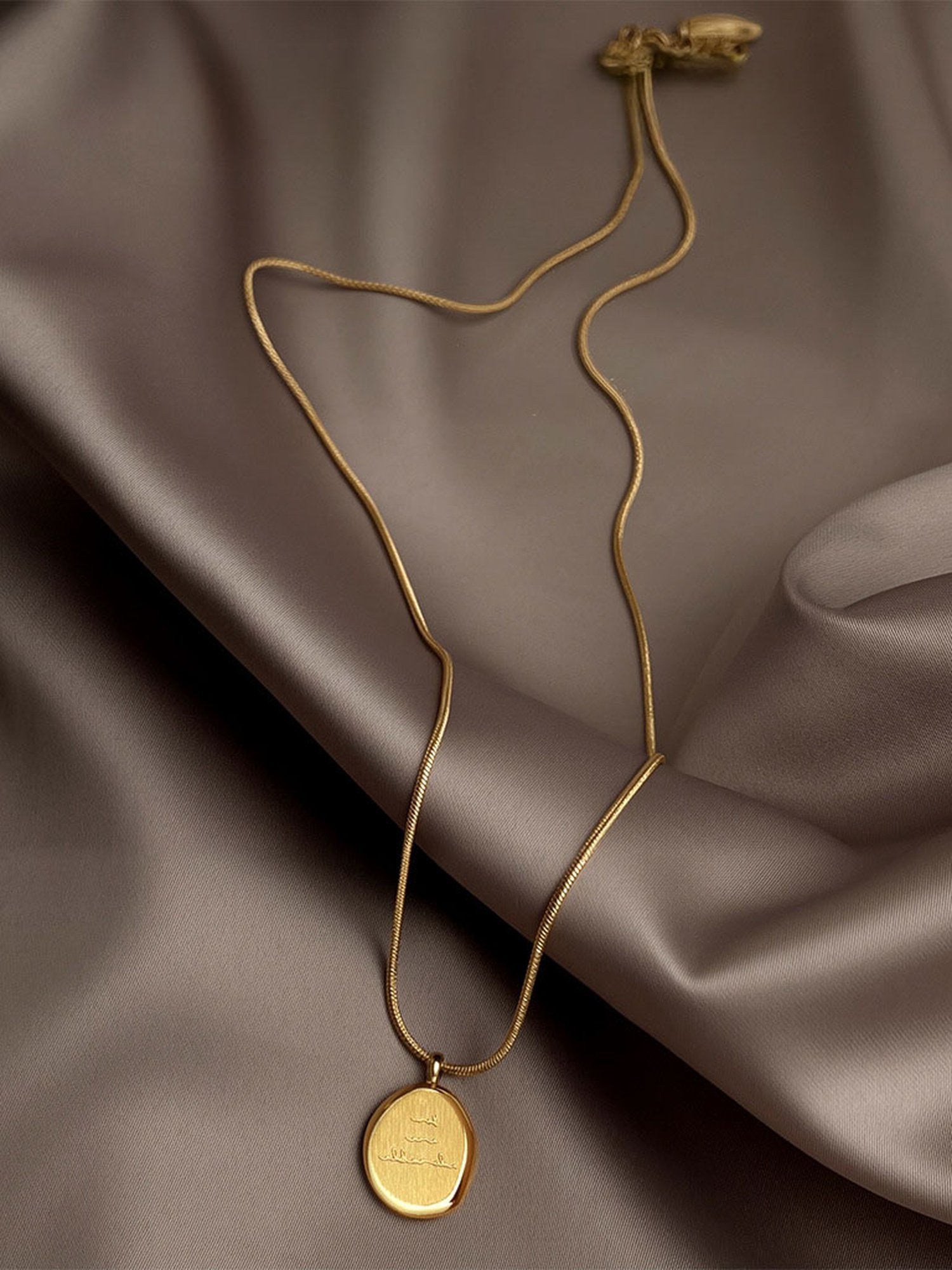 Produktdetail der Kette Adorable – Süßwasserperlenkette mit rundem Gravuranhänger aus 18K Goldfilled