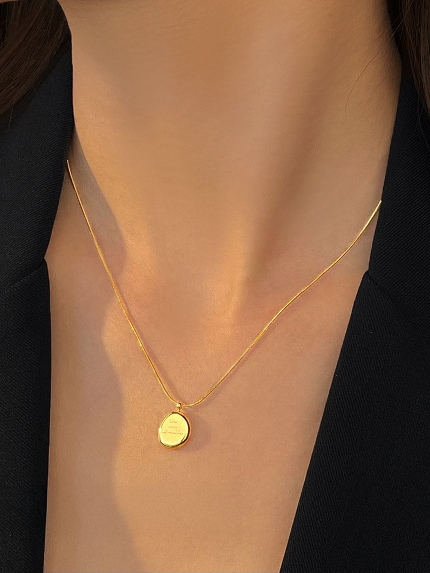 Seitliche Trageansicht der Kette Adorable – filigranes Goldplättchen mit individueller Gravurmöglichkeit an Perlenkette