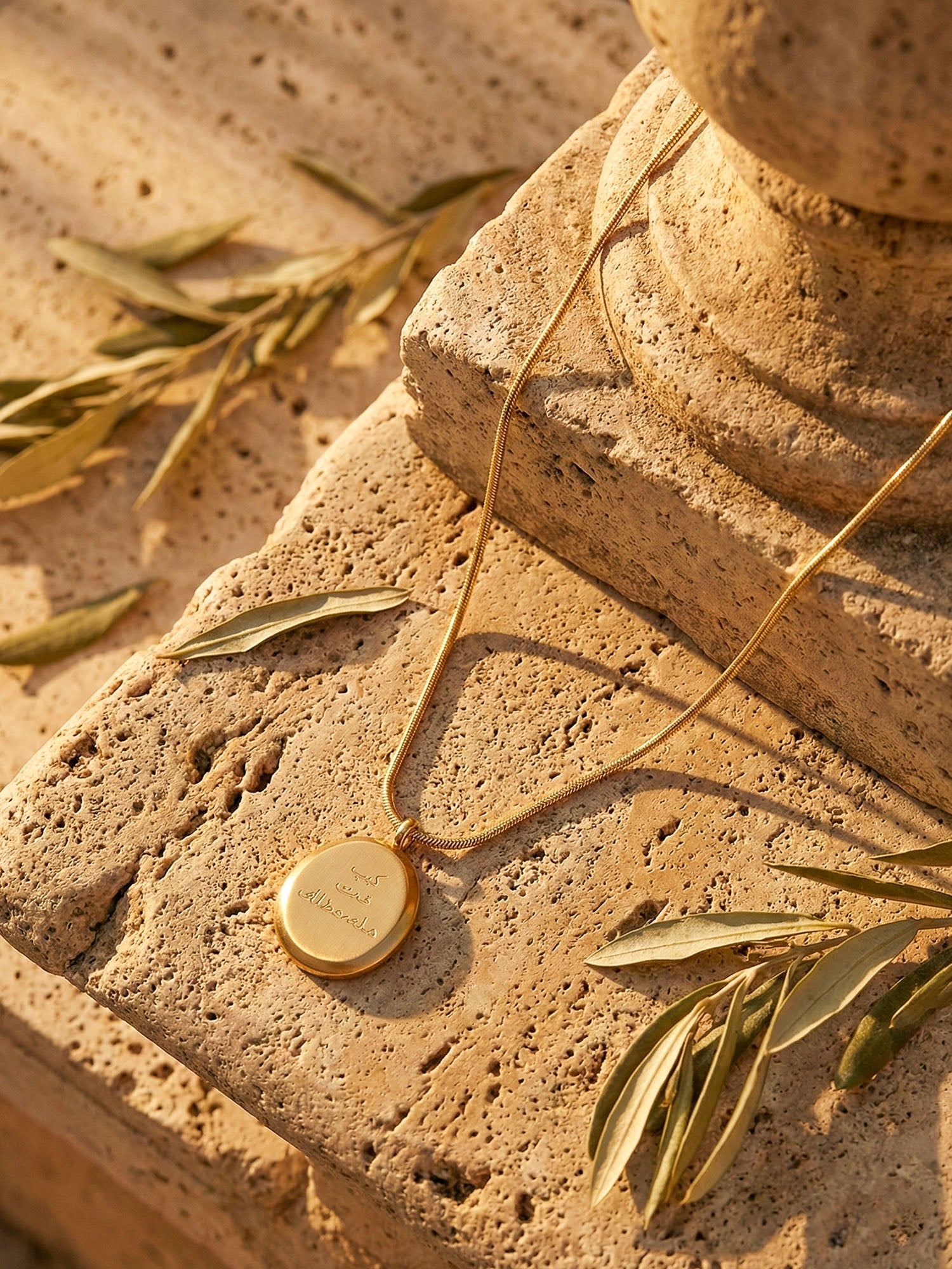 Kette Adorable Strand-Lifestyle – vergoldete Halskette mit Gravur-Medaillon am Meer