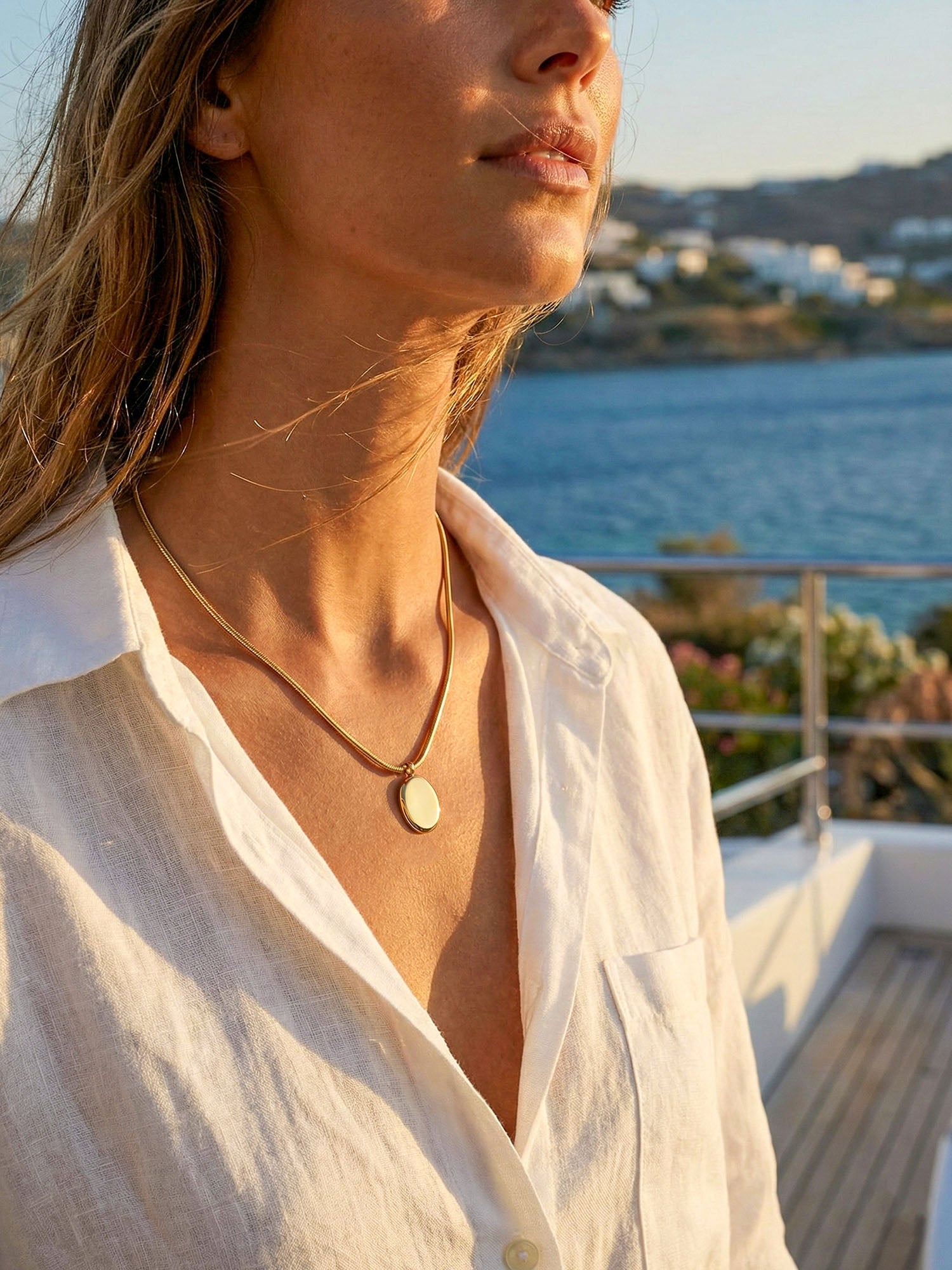 Adorable Halskette getragen in Wüstenlandschaft – goldener Gravur-Anhänger am Hals einer Frau