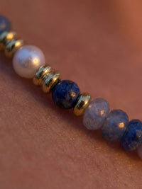Ocean Night Kette Makro Detailaufnahme - Sodalith Perlen mit Suesswasserperle und goldenen Zwischenperlen Nahaufnahme