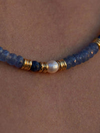 Ocean Night Halskette extreme Nahaufnahme - Suesswasserperle mit goldenen 18K vergoldeten Zwischenperlen Detail