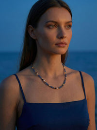 Ocean Night Perlenkette Halbportrait am Meer - Sodalith Halskette mit blauem Outfit in der blauen Stunde