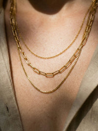 Kette Herringbone Kette Gold am Handgelenk getragen – 18K vergoldet