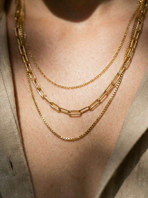 Kette Herringbone Kette Gold am Handgelenk getragen – 18K vergoldet