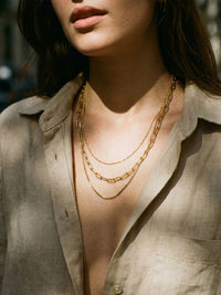Kette Herringbone Kette Gold Lifestyle-Foto im Alltag – 18K vergoldet