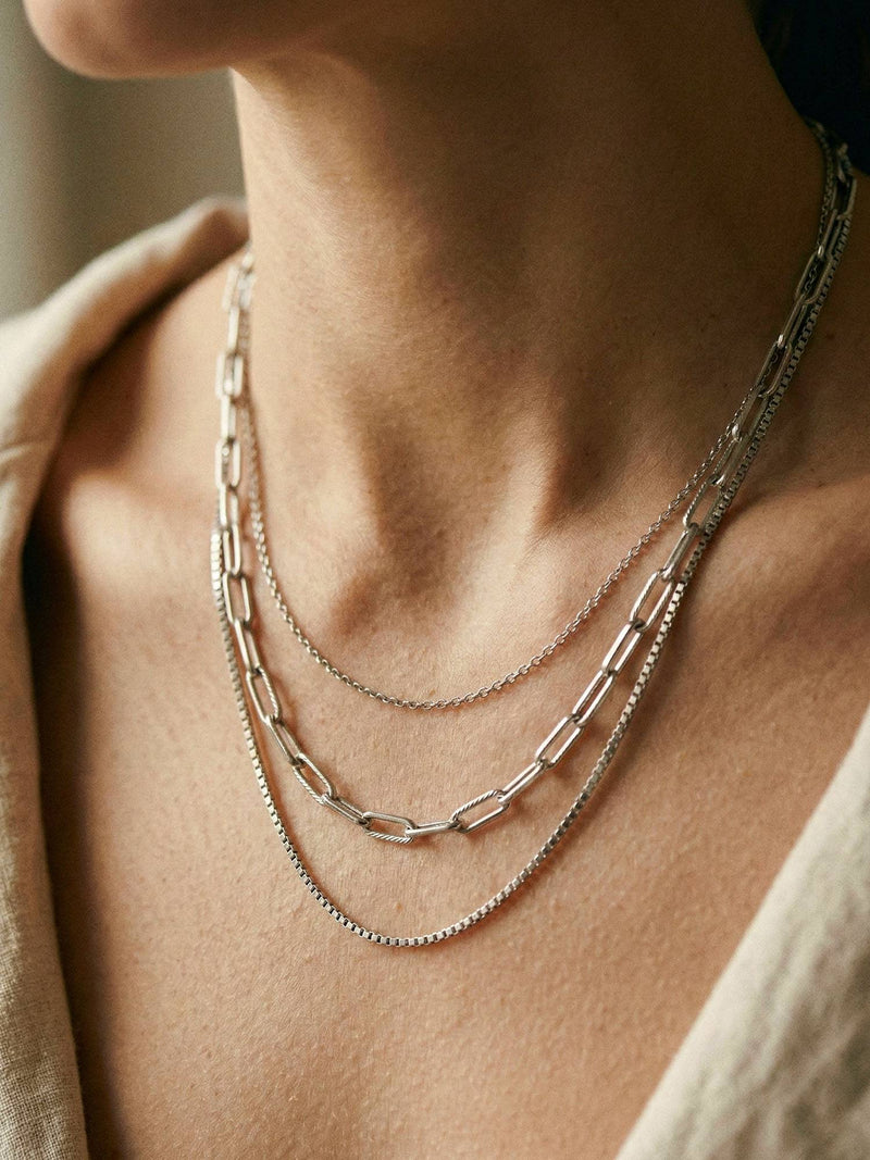 Kette Herringbone Kette Silber am Handgelenk getragen – Edelstahl