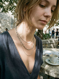 Kette Herringbone Kette Silber Lifestyle-Foto im Alltag – Edelstahl