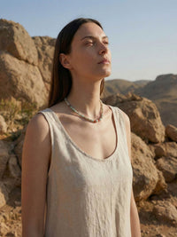 Portrait mit Sommerglanz Halskette Model blickt zum Himmel Amazonit-Perlen vor Bergpanorama entspannte Atmosphaere