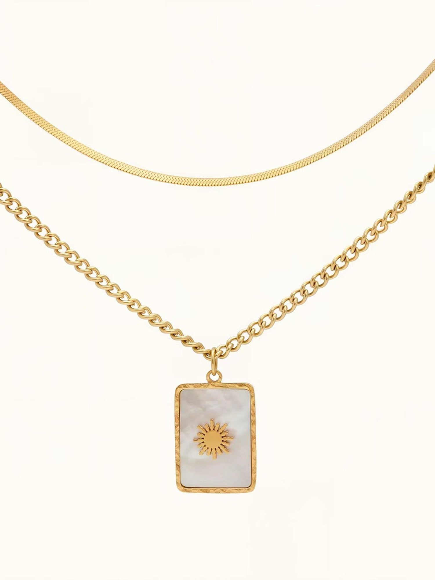 Nahaufnahme des Lichtträgerin-Anhängers – handgefertigter Goldschmuck mit symbolischem Design an Perlenkette