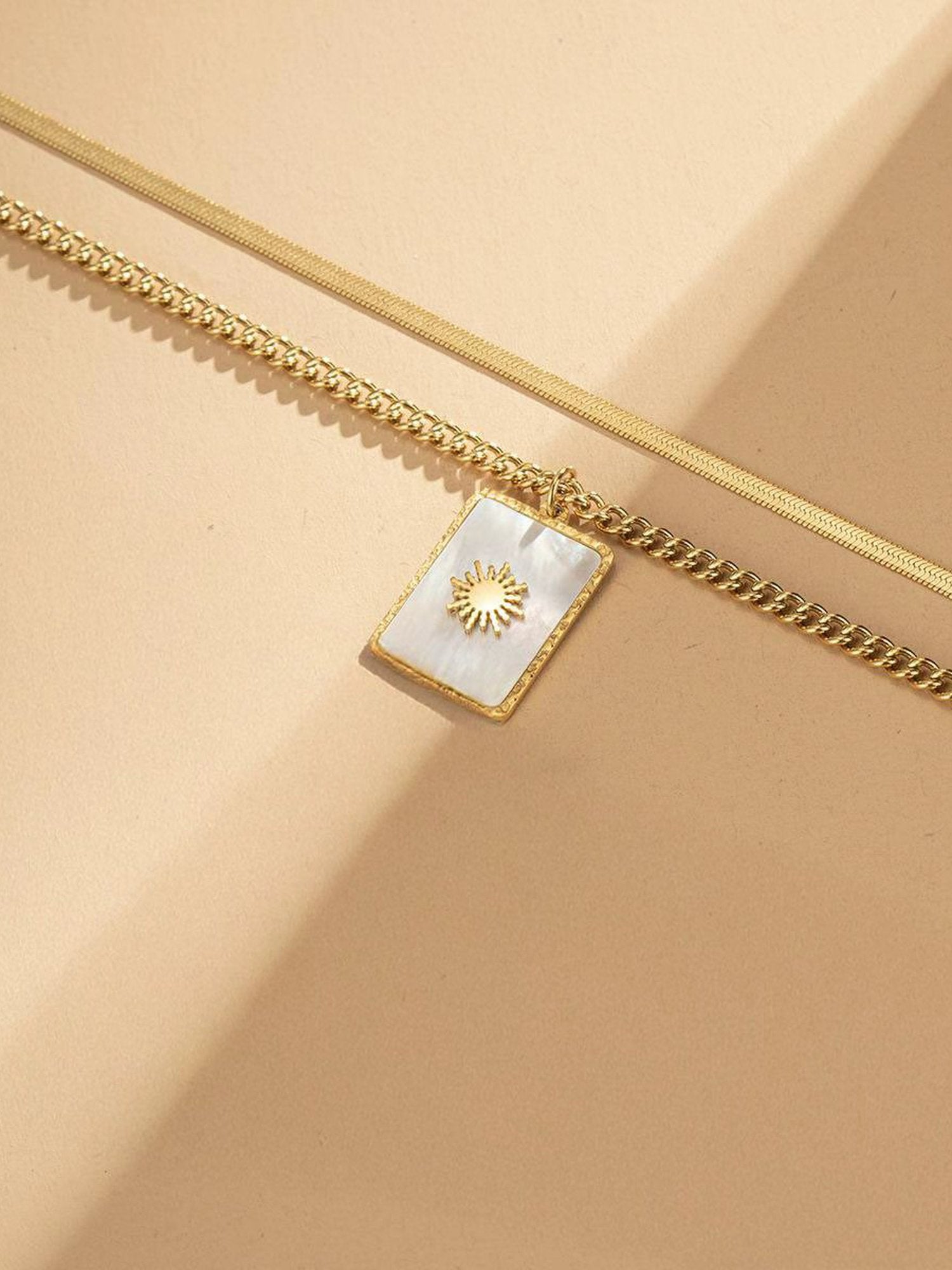 Detailaufnahme der Kette Lichtträgerin – hochwertige Süßwasserperlen mit goldenen Zwischenelementen und dekorativem Charm