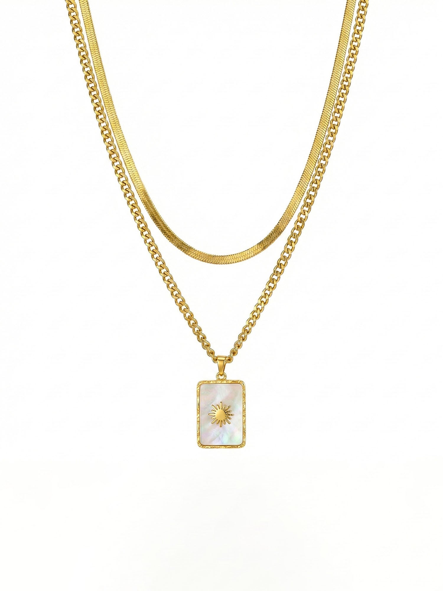 Kette Lichtträgerin Doppelkette Gold mit Perlmutt-Sonnenanhänger – zweireihige 18K vergoldete Halskette auf weißem Hintergrund