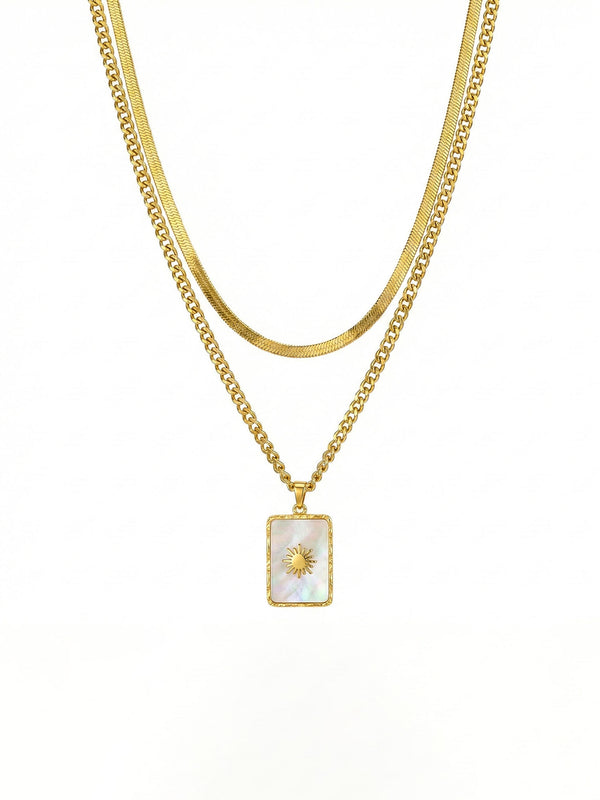 Kette Lichtträgerin Doppelkette Gold mit Perlmutt-Sonnenanhänger – zweireihige 18K vergoldete Halskette auf weißem Hintergrund