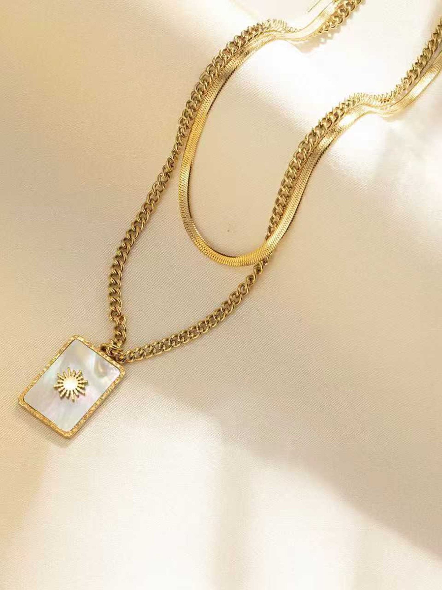 Kette Lichtträgerin Produktfoto auf weißem Hintergrund – elegante Perlenkette mit goldenem Anhänger und natürlichen Süßwasserperlen