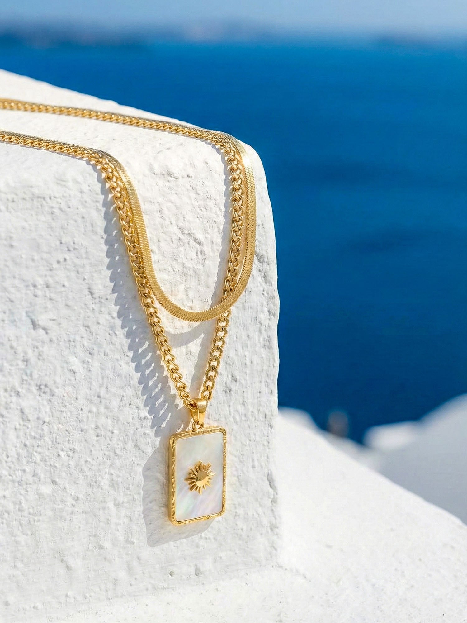 Kette Lichtträgerin Sommer Lifestyle – vergoldete Doppelkette mit Perlmutt-Anhänger im Sonnenlicht