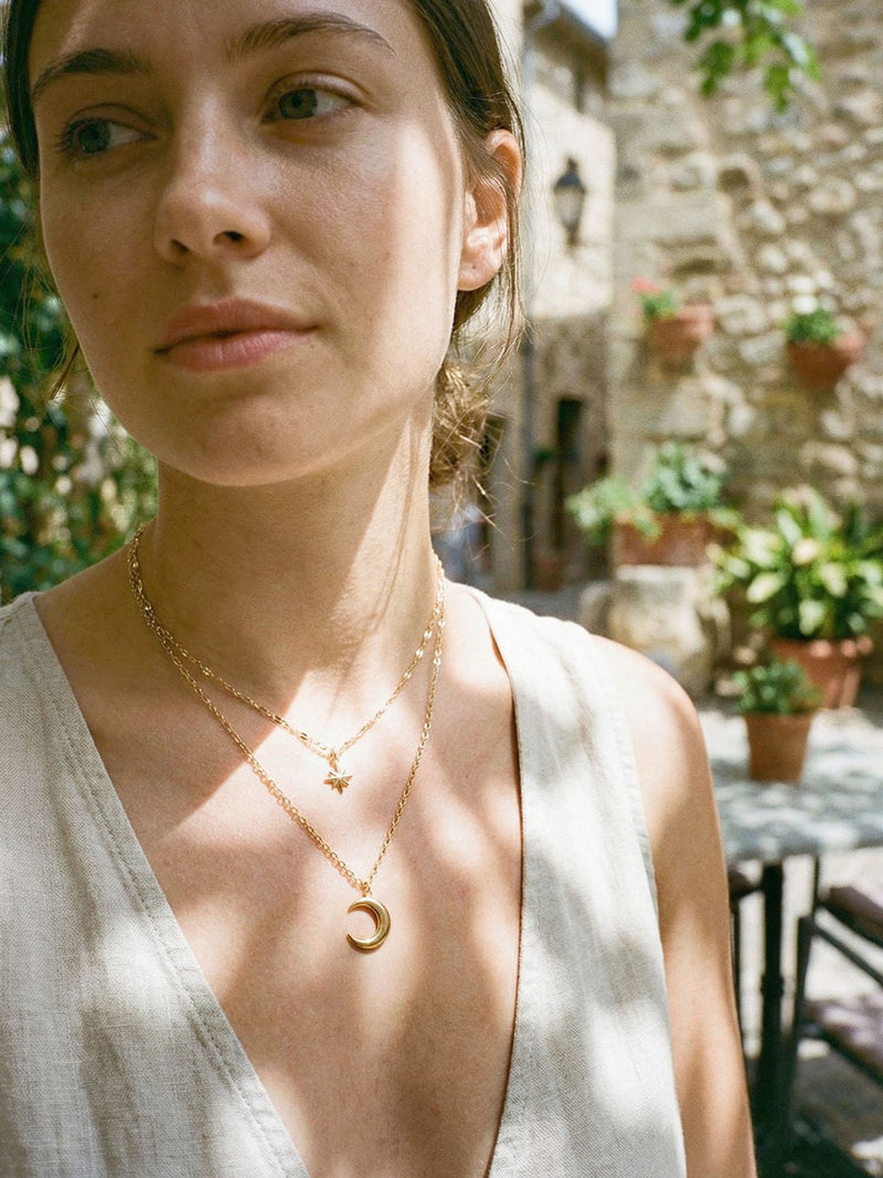 Kette Mond & Stern Kette Gold Lifestyle-Foto im Alltag – 18K vergoldet