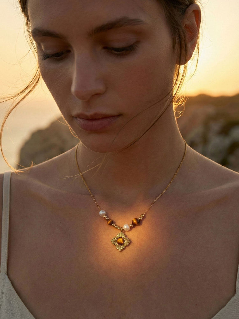 Frau trägt Golden Sun Kette bei Sonnenuntergang – Nemomatheo handgefertigte Boho-Halskette mit Tigerauge
