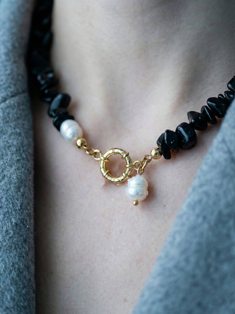 Detailaufnahme Midnight Pearl – 18K vergoldeter Ringverschluss mit Süßwasserperlen-Anhänger und Obsidian-Perlen