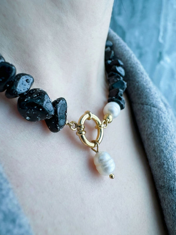 Detailaufnahme Midnight Pearl – 18K vergoldeter Ringverschluss mit Süßwasserperlen-Anhänger und Obsidian-Perlen