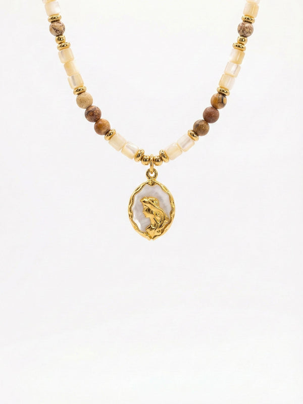 Detailaufnahme Ocean Muse Anhänger Vorderseite – 18K vergoldete Meerjungfrau auf Perlmutt von Nemomatheo