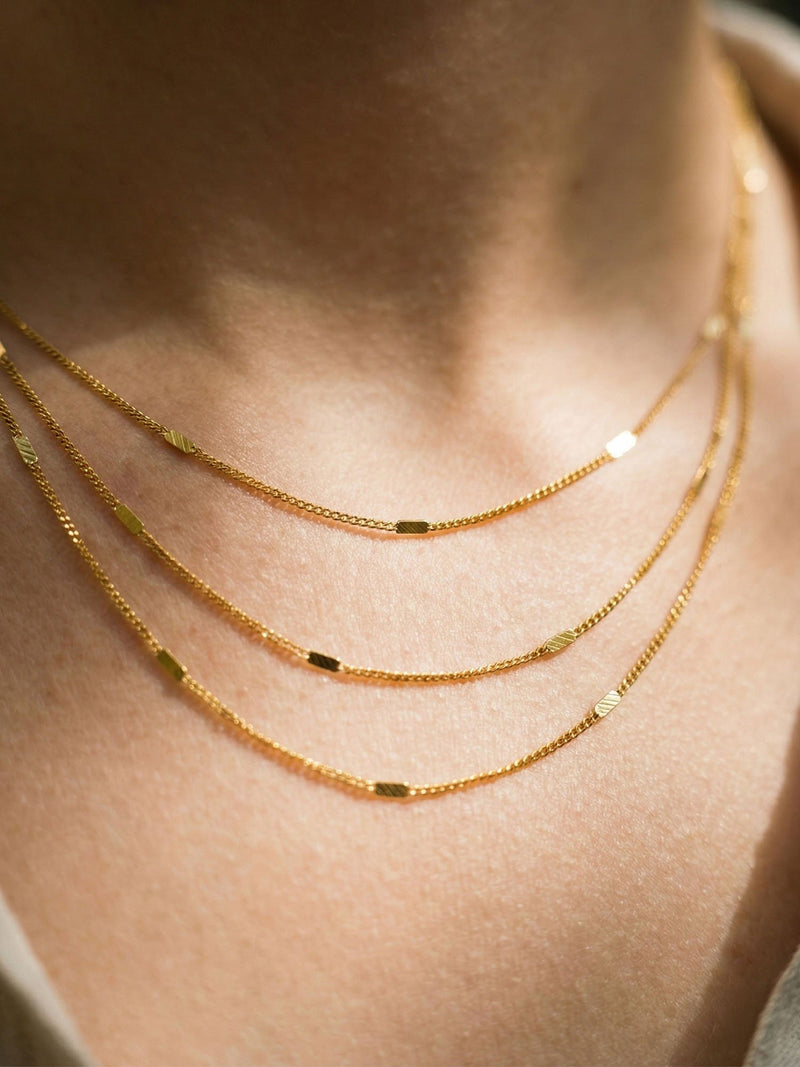Kette Paperclip Kette Gold am Handgelenk getragen – 18K vergoldet