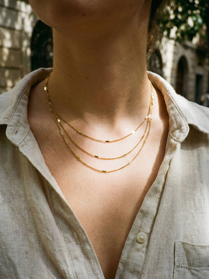 Kette Paperclip Kette Gold Lifestyle-Foto im Alltag – 18K vergoldet
