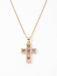 Kette Prisma Crux – Regenbogenkreuz der Gnade – Produktbild auf weißem Hintergrund