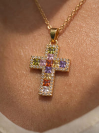 Kette Prisma Crux – Regenbogenkreuz der Gnade – Detailansicht
