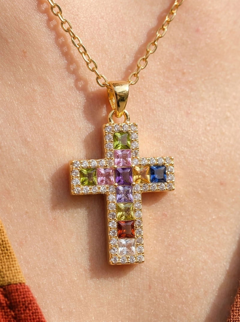 Kette Prisma Crux – Regenbogenkreuz der Gnade – Nahaufnahme