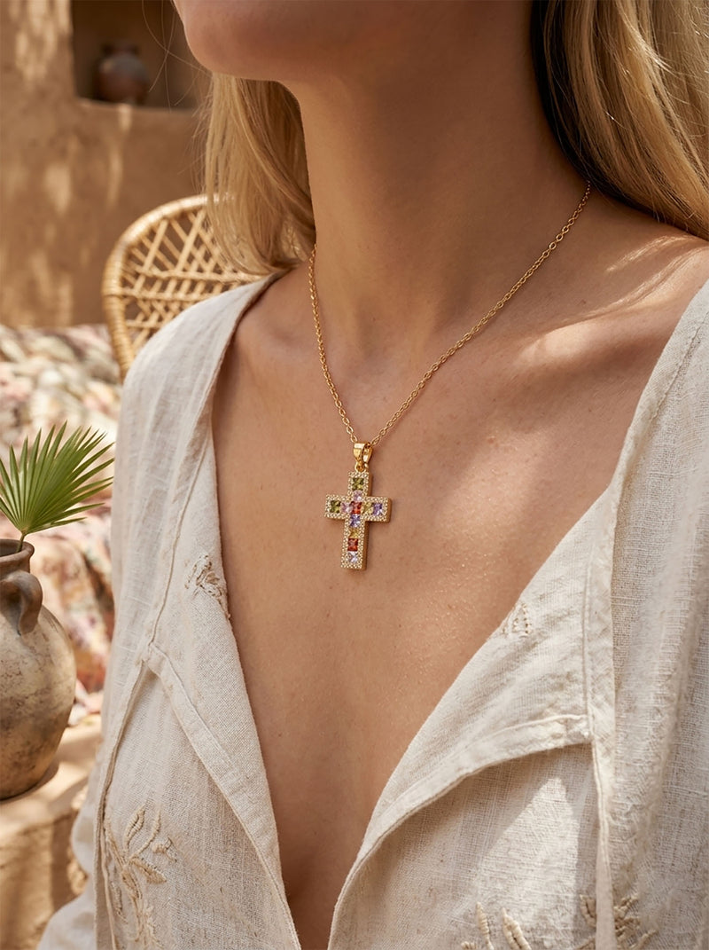 Kette Prisma Crux – Regenbogenkreuz der Gnade – Lifestyle-Foto