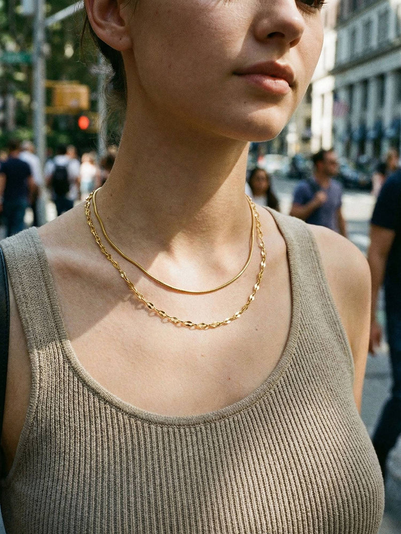 Kette Schlangenkette Kette Gold Lifestyle-Foto im Alltag – 18K vergoldet
