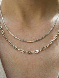 Kette Schlangenkette Kette Silber Lifestyle-Foto im Alltag – Edelstahl