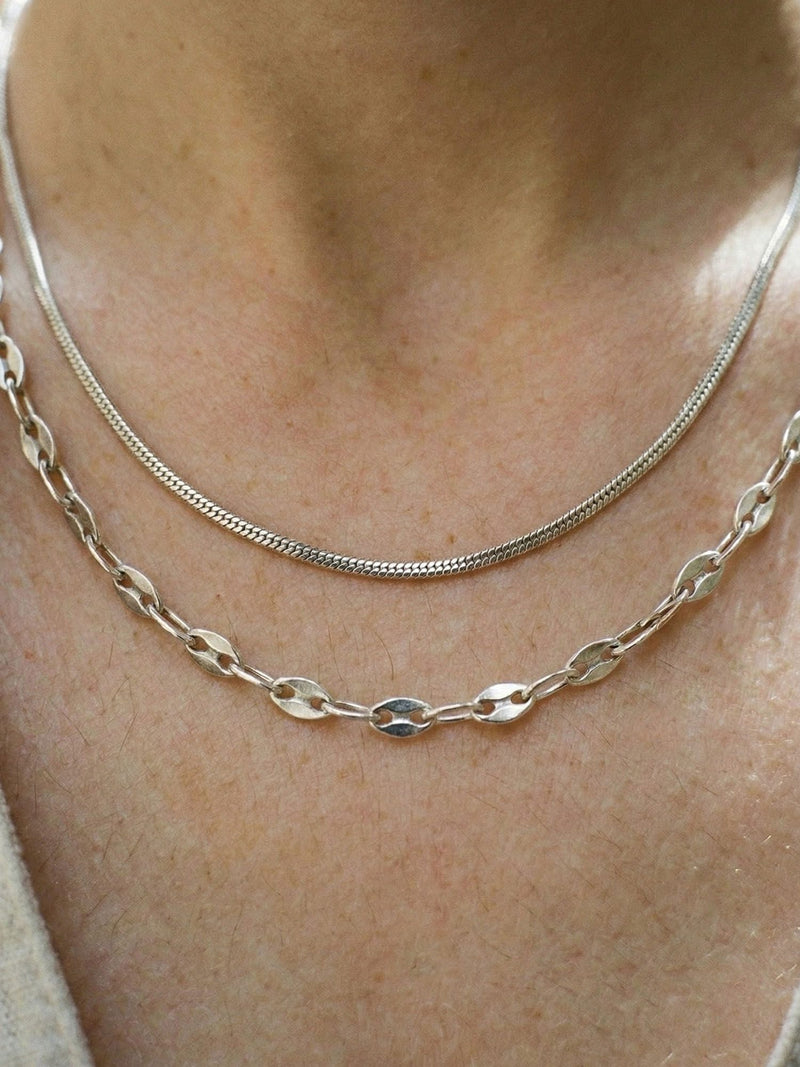 Kette Schlangenkette Kette Silber Lifestyle-Foto im Alltag – Edelstahl