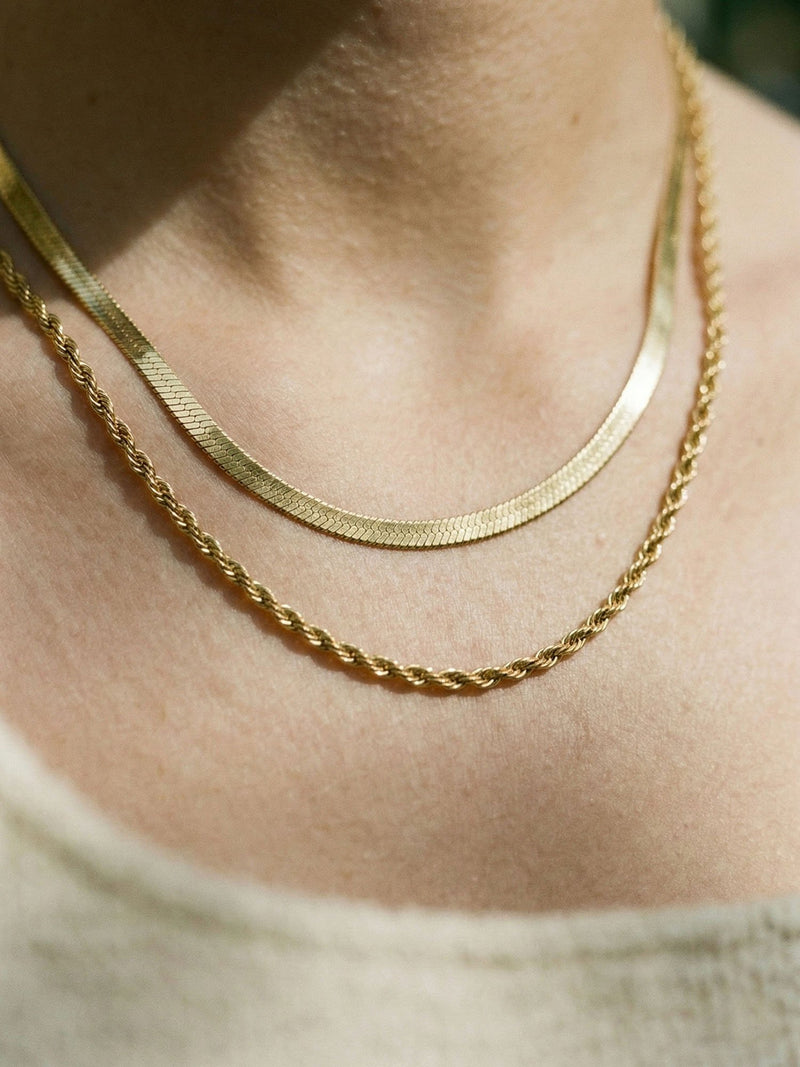 Kette Seil & Schlange Kette Gold am Handgelenk getragen – 18K vergoldet