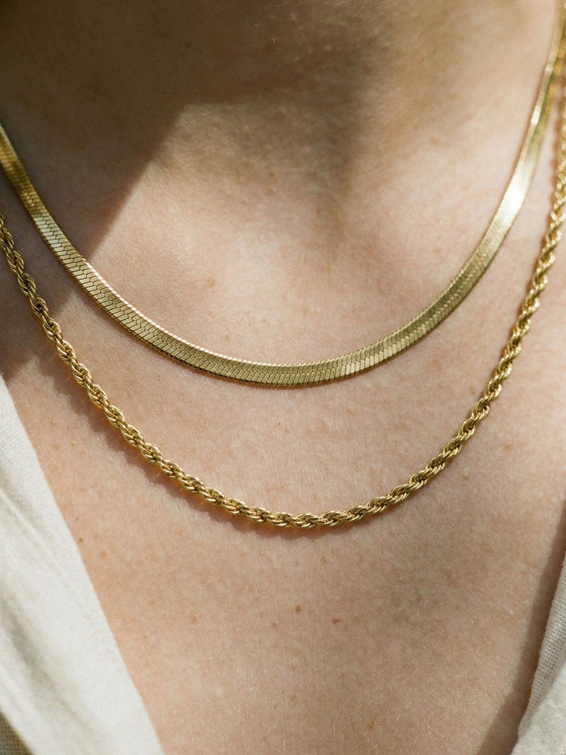 Kette Seil & Schlange Kette Gold am Handgelenk getragen – 18K vergoldet