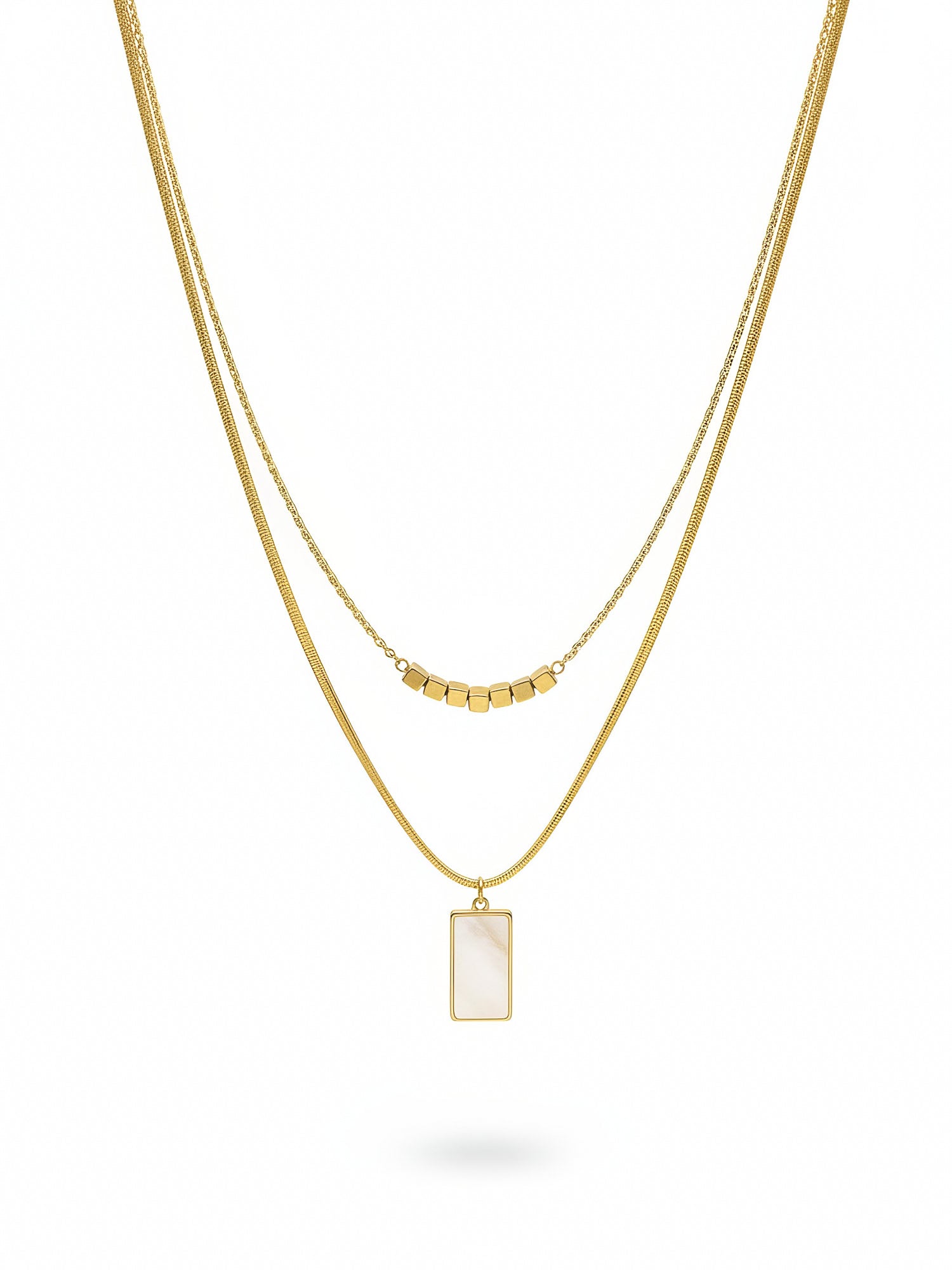 Kette Urban Mirror Gold mit Perlmutt – zweireihige 18K vergoldete Halskette mit Goldwürfeln und rechteckigem Perlmutt-Anhänger