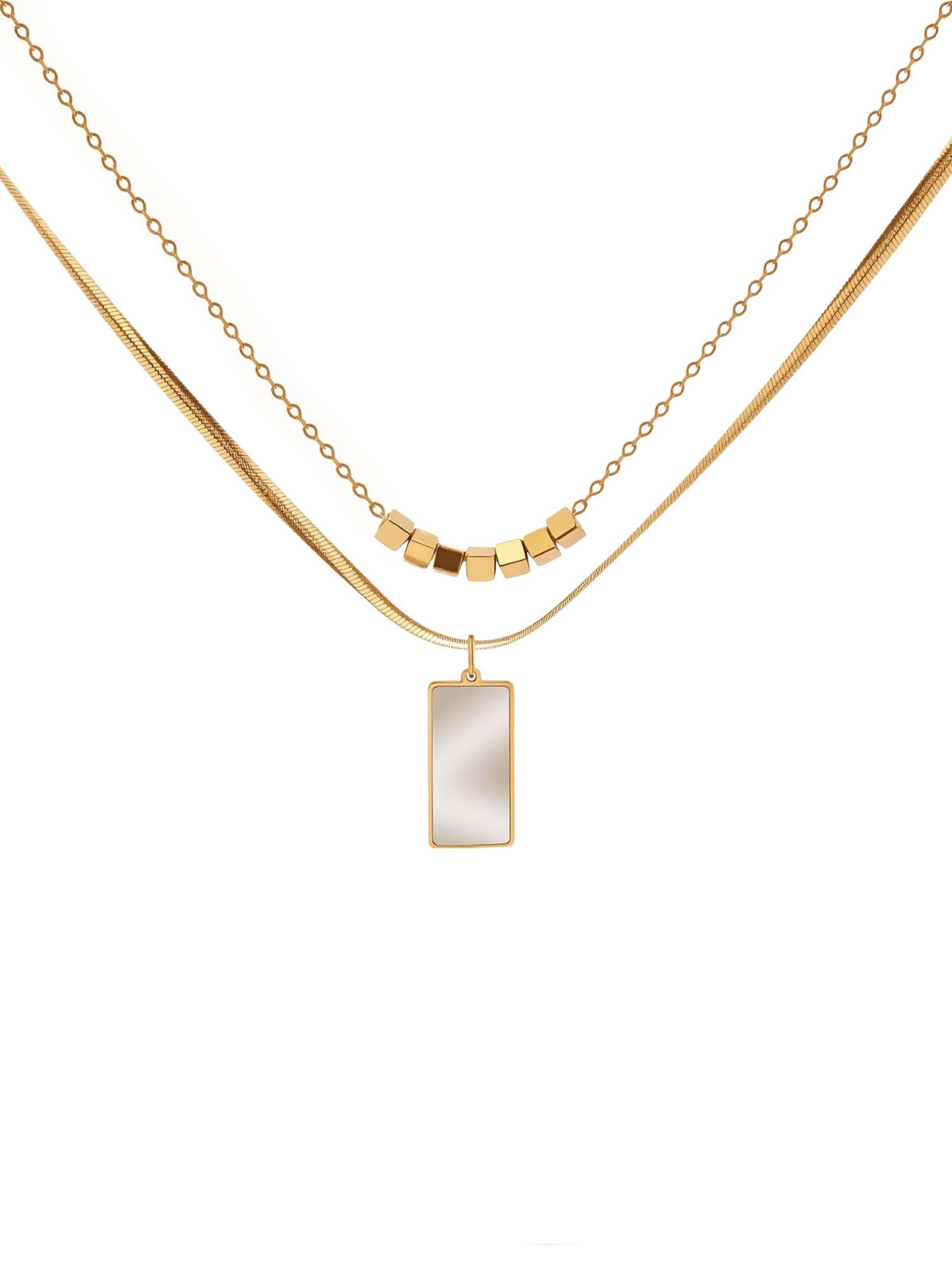 Frau trägt Urban Mirror Kette – zeitgenössischer Schmuck mit reflektierendem Anhänger und natürlichen Perlen