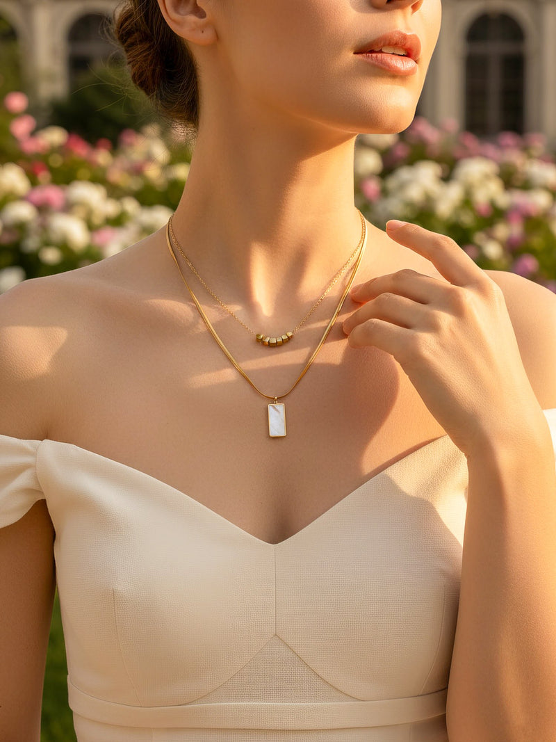 Lifestyle-Aufnahme im Freien: Urban Mirror Halskette getragen – urbaner Schmuck für den modernen Alltag