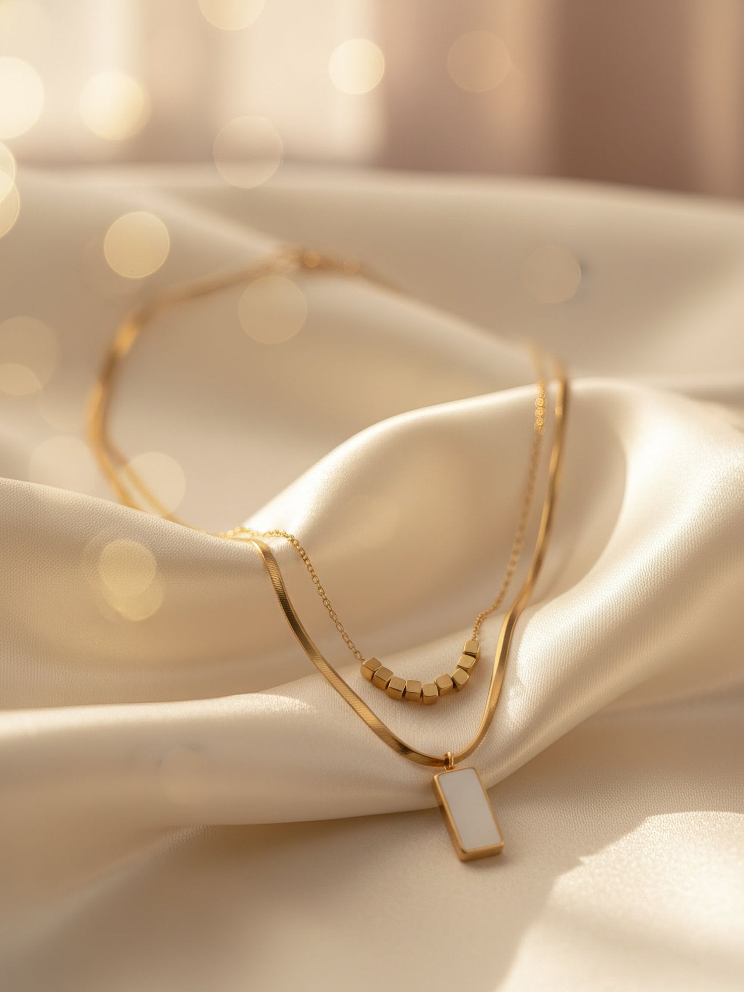 Kette Urban Mirror Produktfoto – moderne Halskette mit Spiegelanhänger und Perlenelementen auf weißem Hintergrund